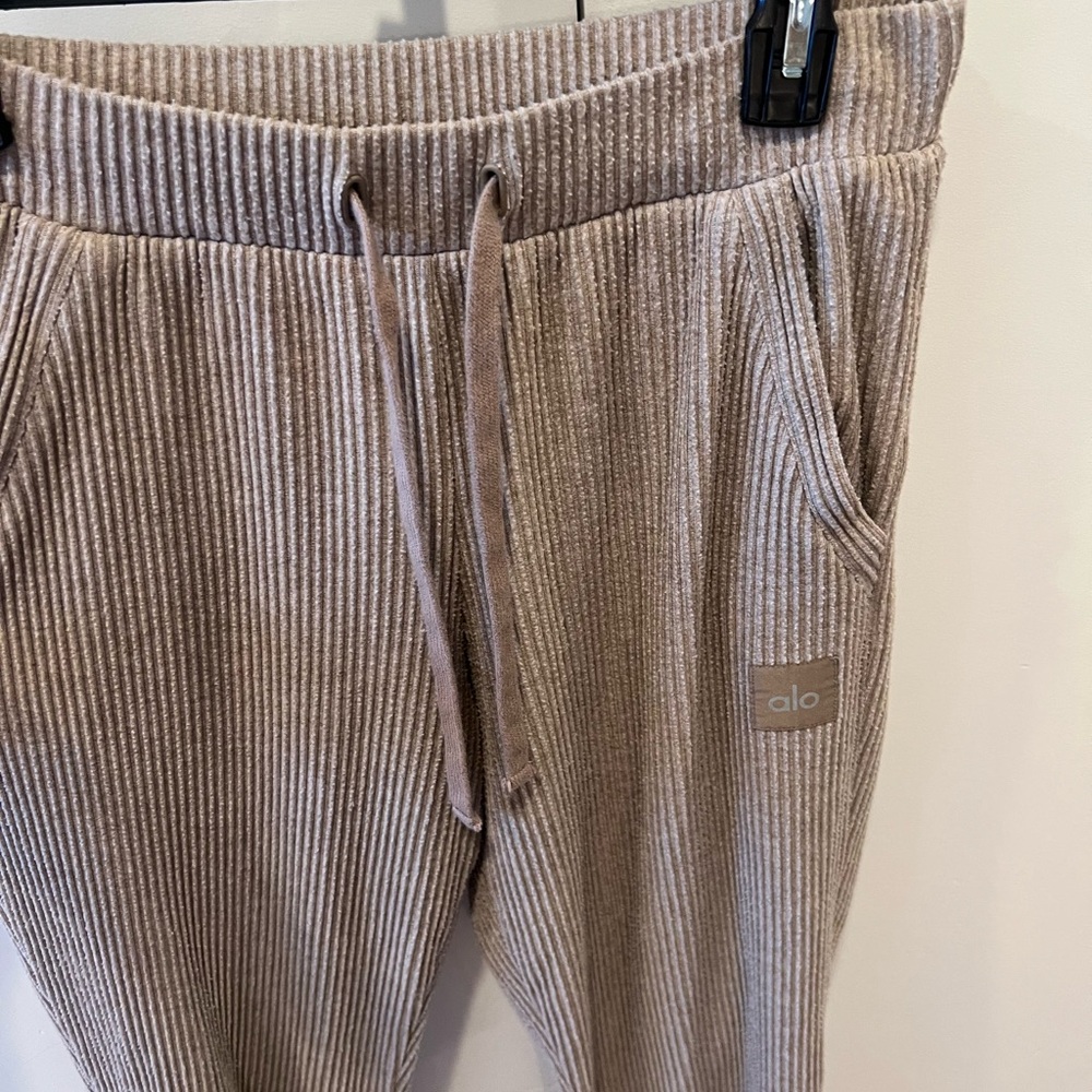 Alo Yoga Muse Ribbed V Neck Pullover & Jogger Set - Picture 11 of 12